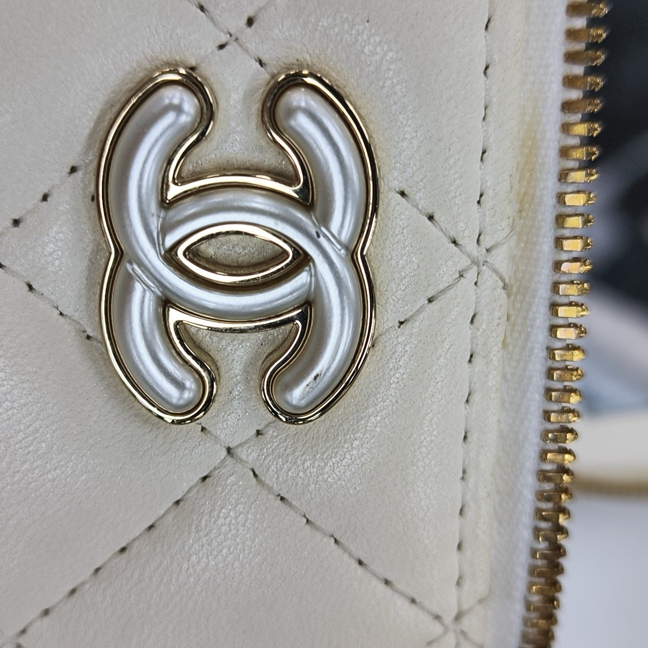 VANITY CASE Mini Quilted Lambskin White
