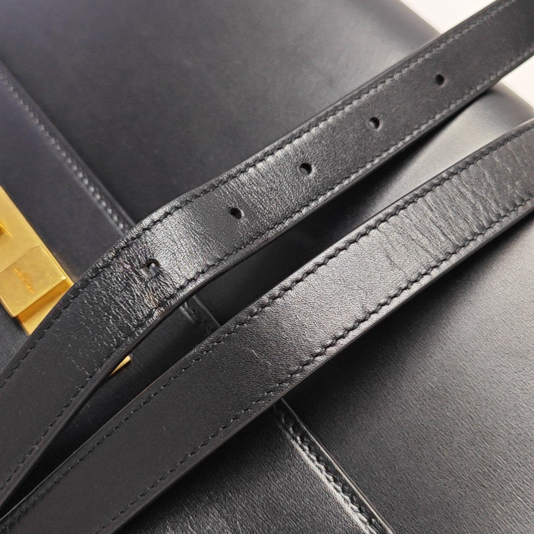 MANHATTAN Medium Calfskin Black