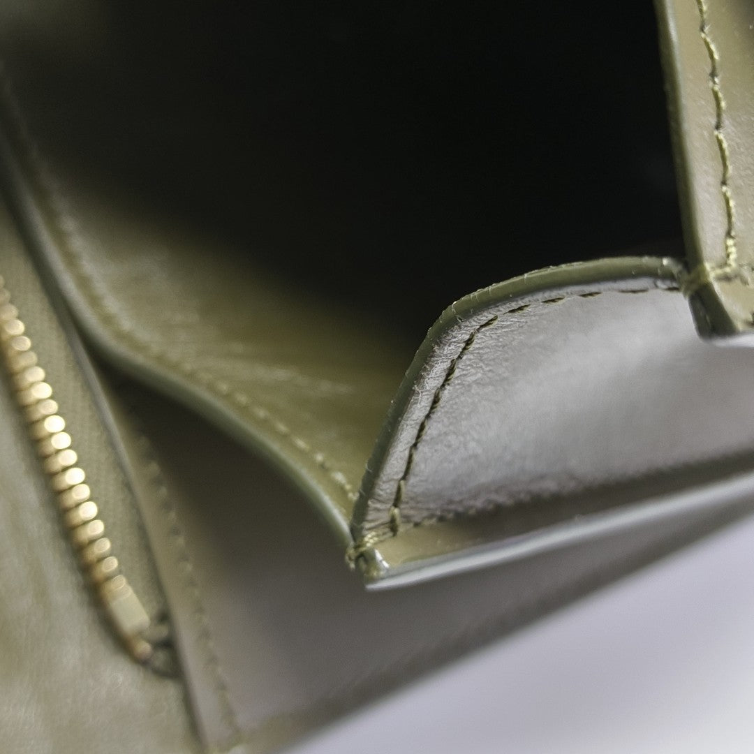 CLASSIC BOX Medium Calfskin Green