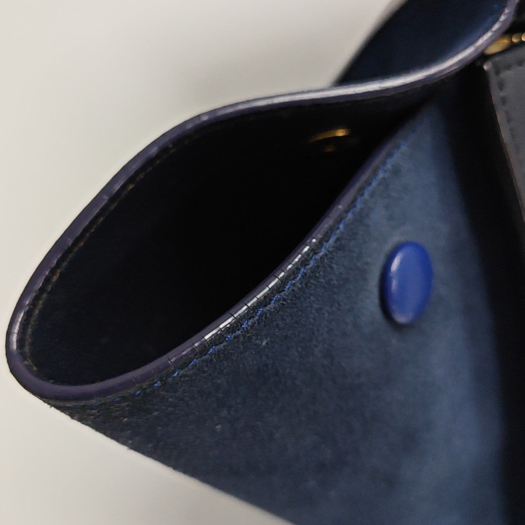 TRAPEZE Medium Calfskin Blue