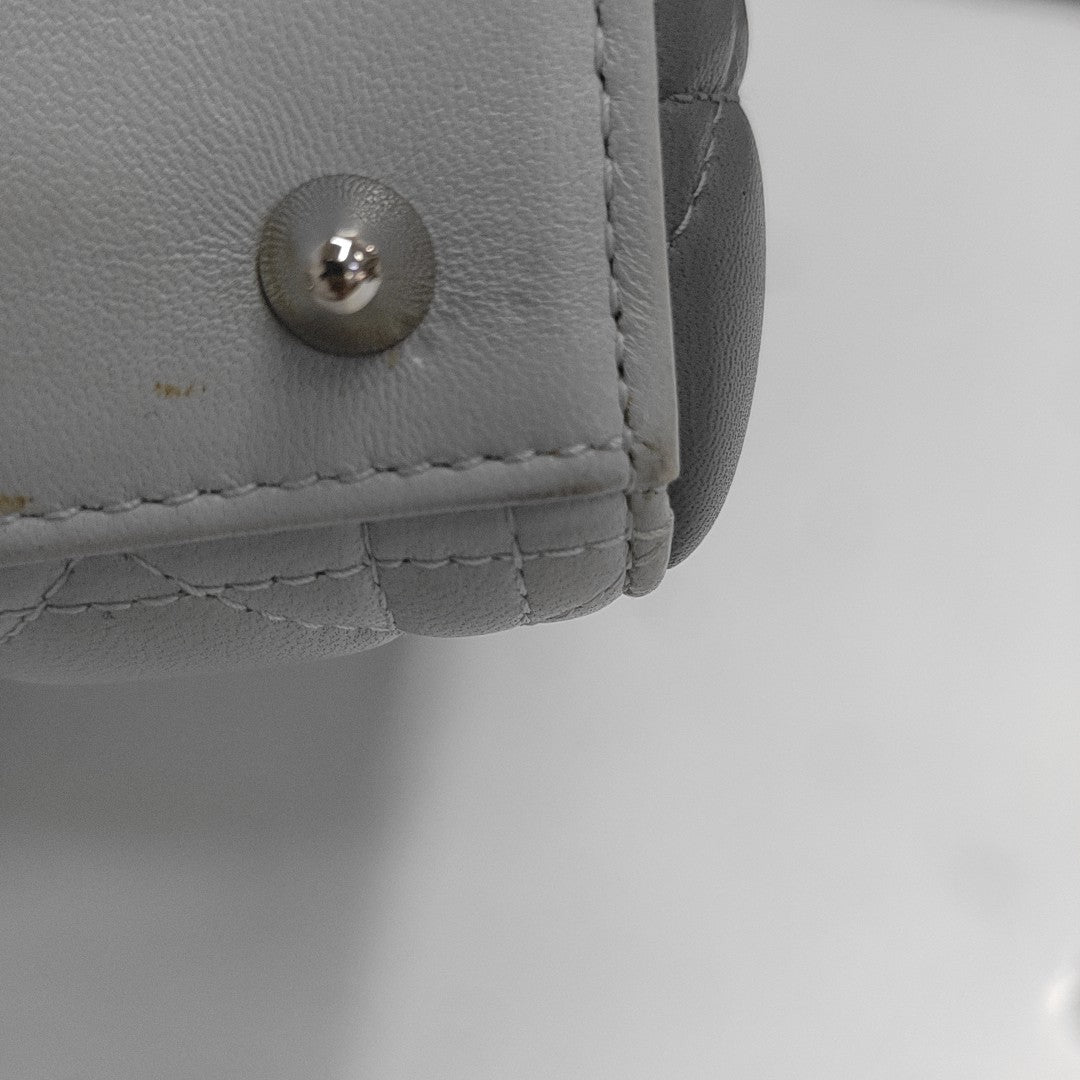 Bolso Lady Dior Mediano de Piel de Cordero Acolchada Gris