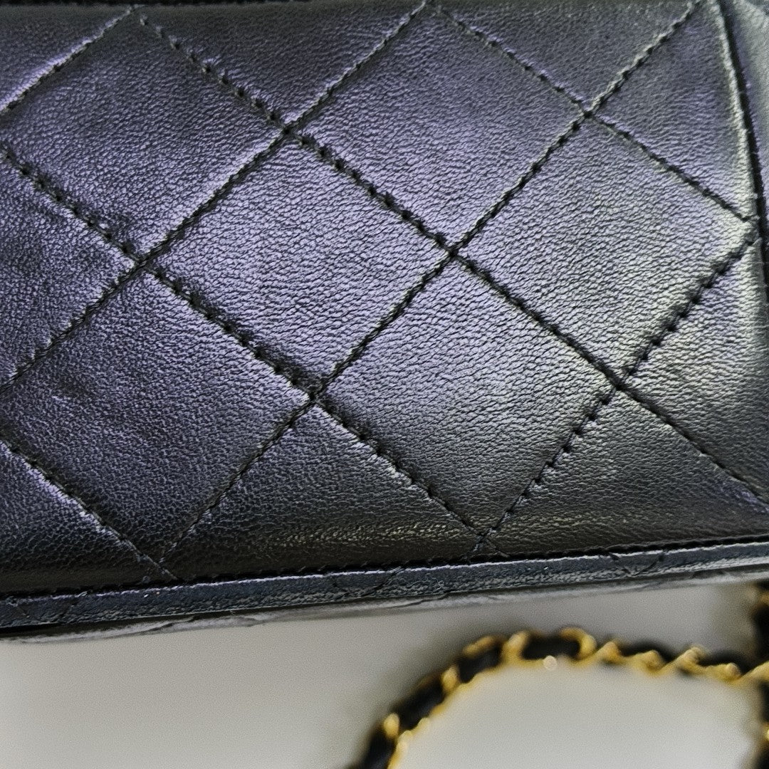 CLASSIC FLAP Medium Quilted Lambskin Black
