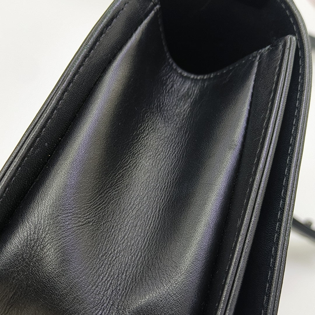 BOY CHANEL Medium Chevron Calfskin Black