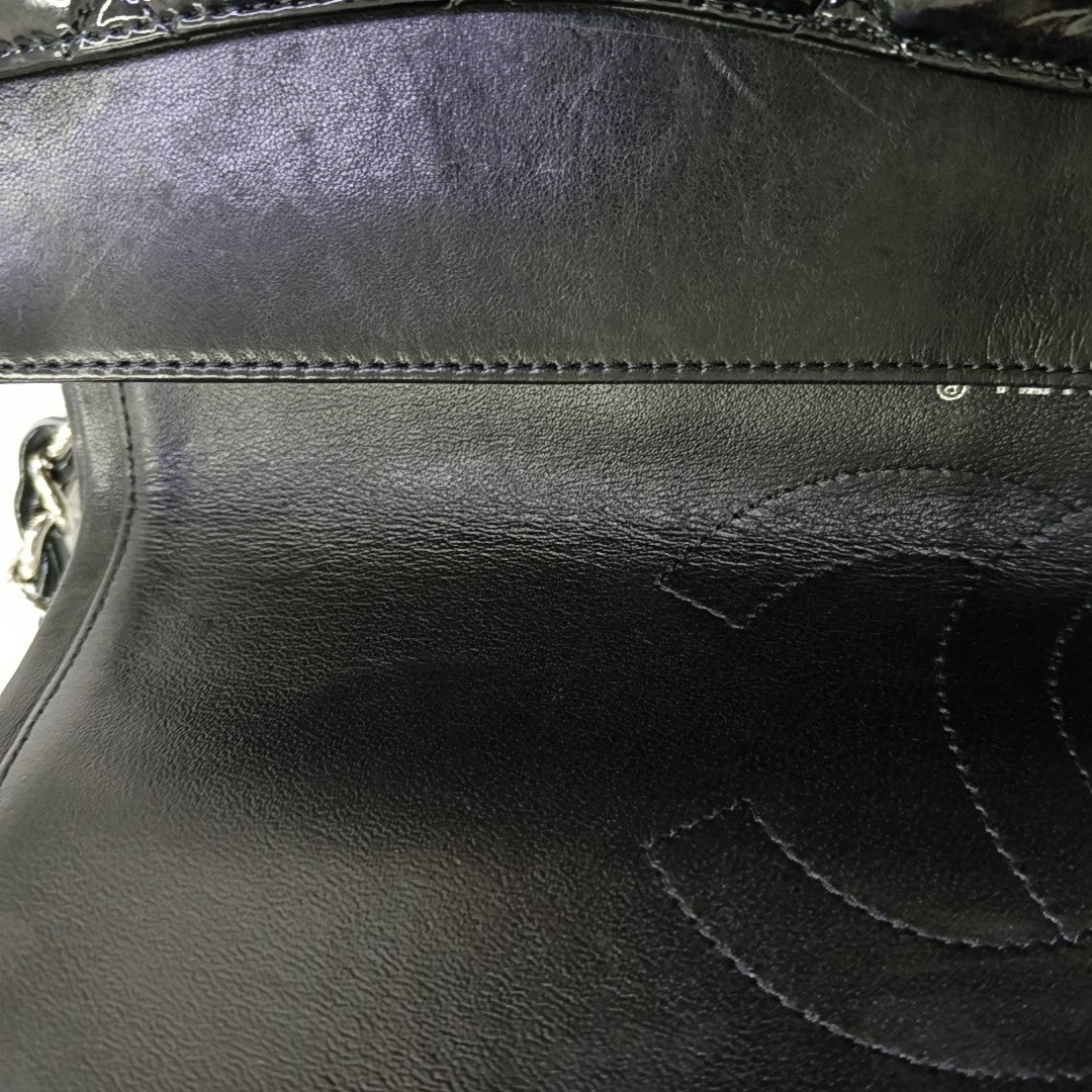 CLASSIC FLAP Jumbo Quilted Patent Leather Black