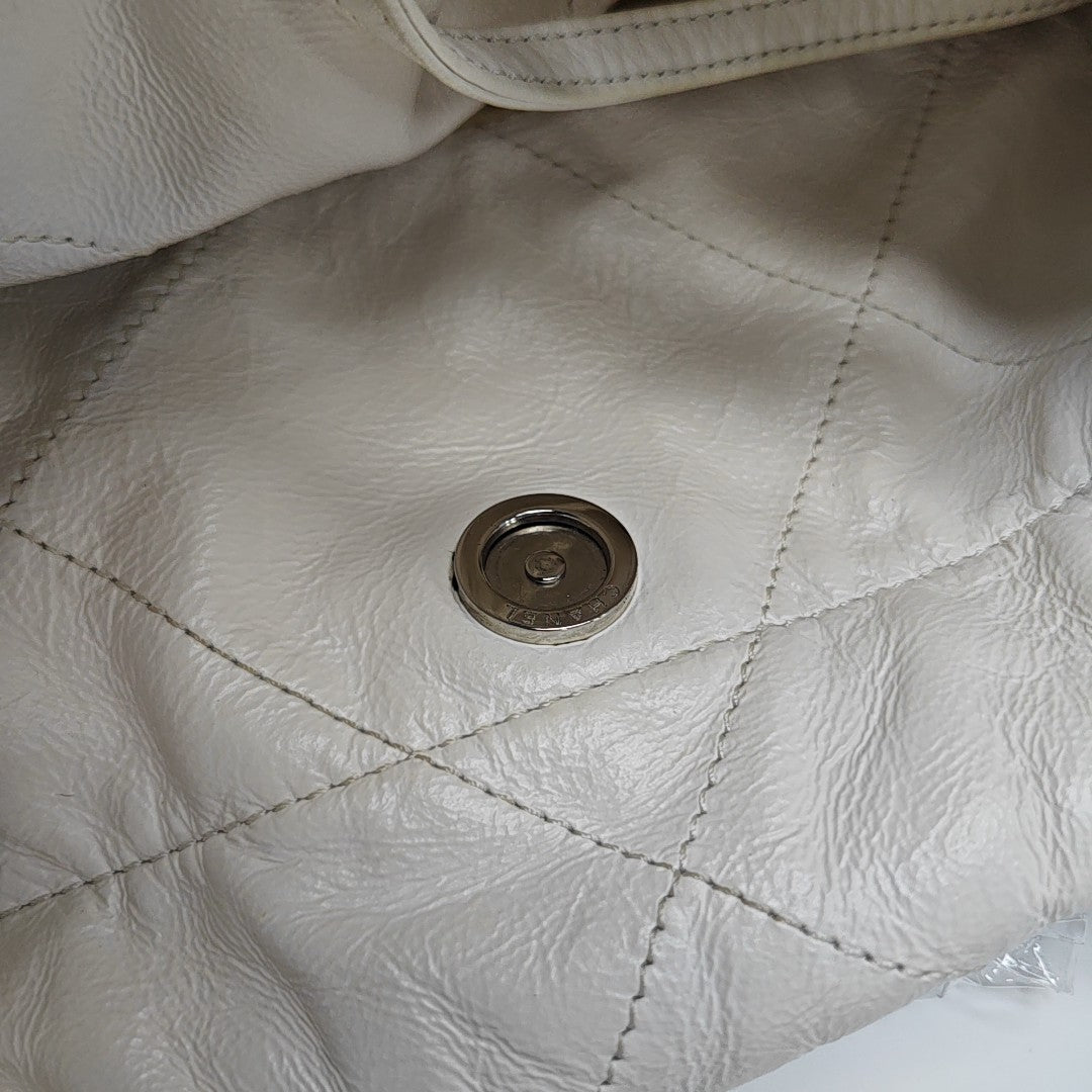 CHANEL 22 Medium Quilted Calfskin White