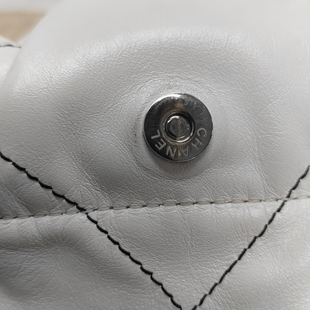 CHANEL 22 Medium Quilted Calfskin White