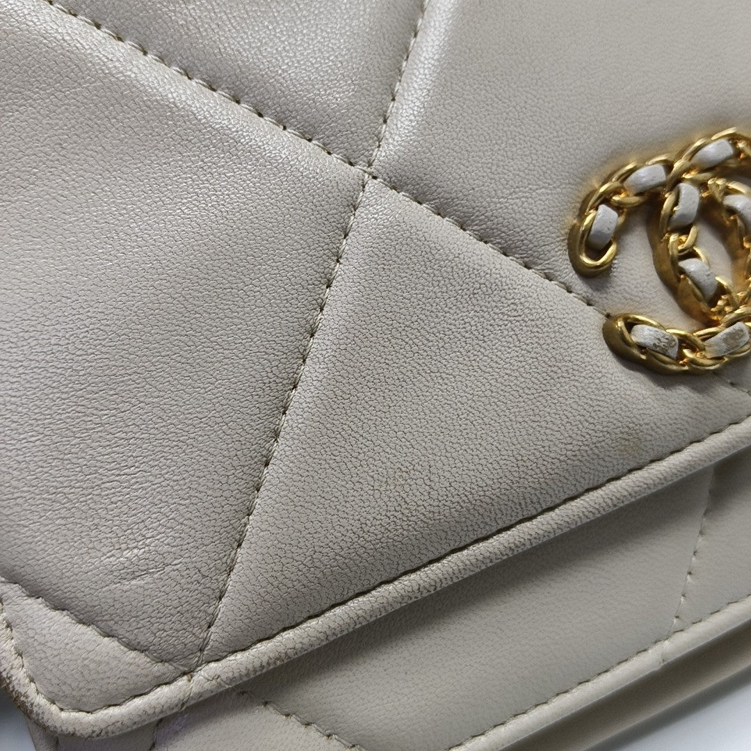 CHANEL 19 WOC Piel de cordero acolchada beige