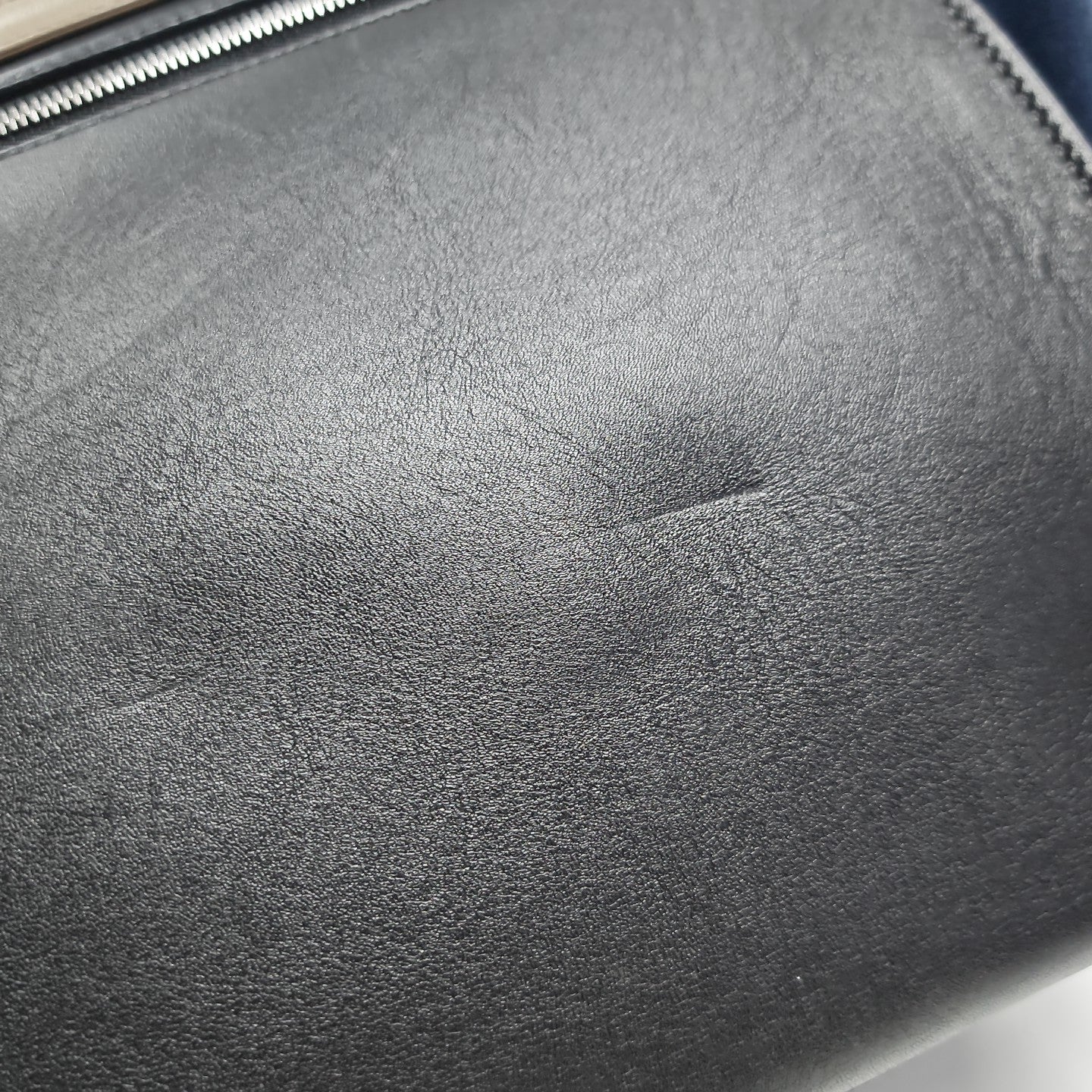 TRAPEZE Medium Calfskin Black