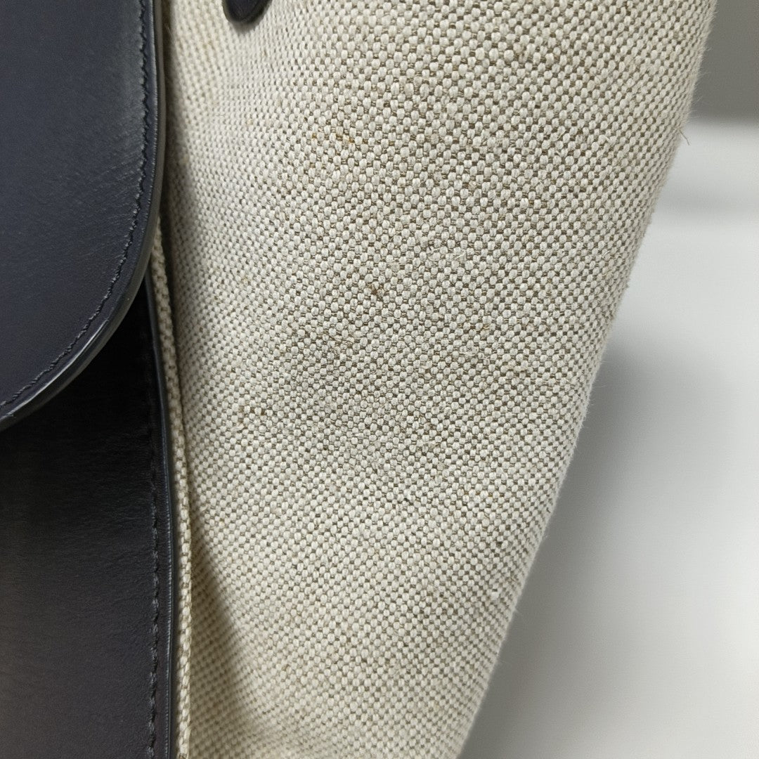 TRAPEZE Medium Calfskin Black