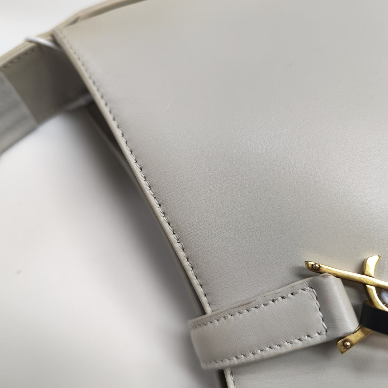 LE 5 À 7 Small Calfskin White
