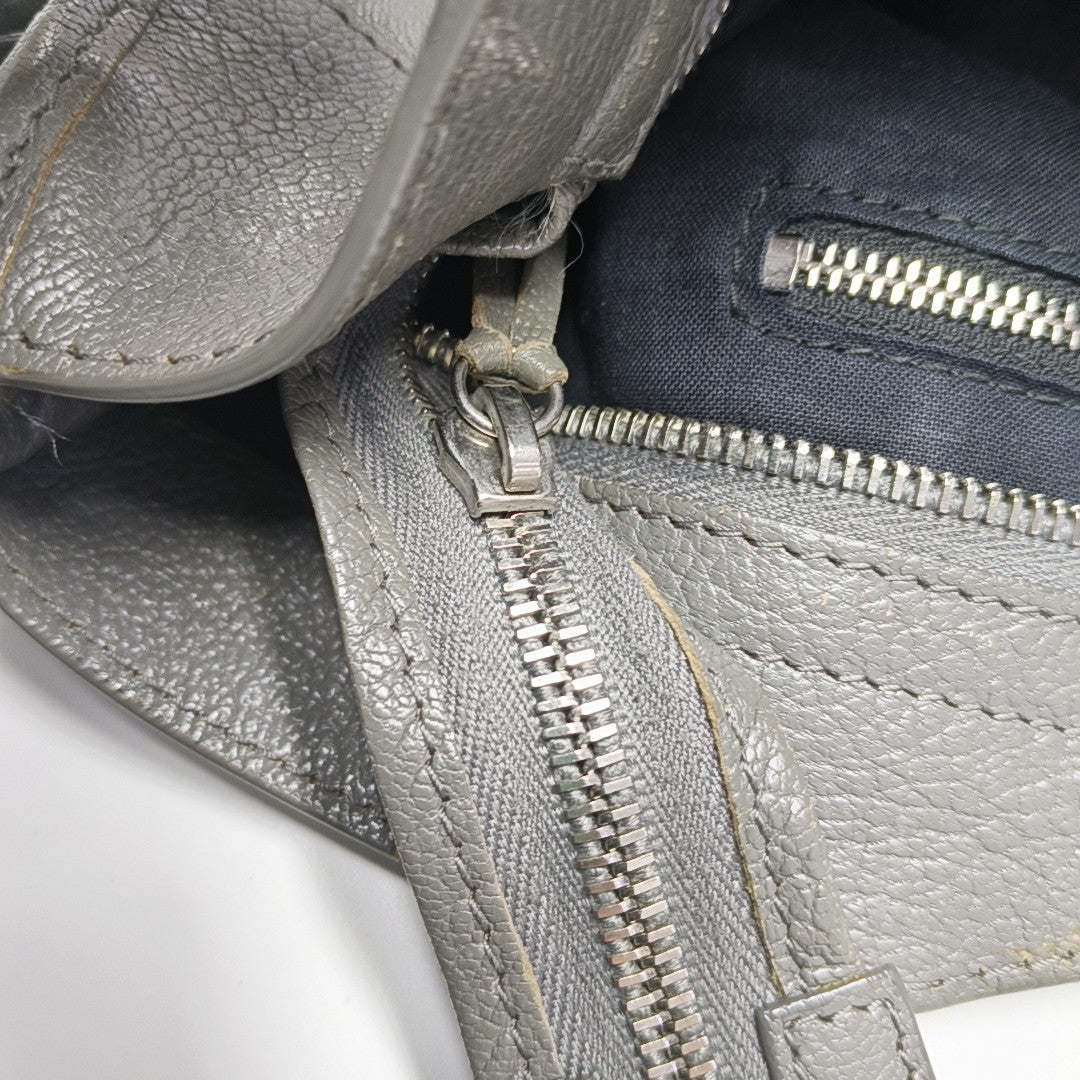 Bolso Classic Metallic Edge City Mediano de Piel de Cordero Gris