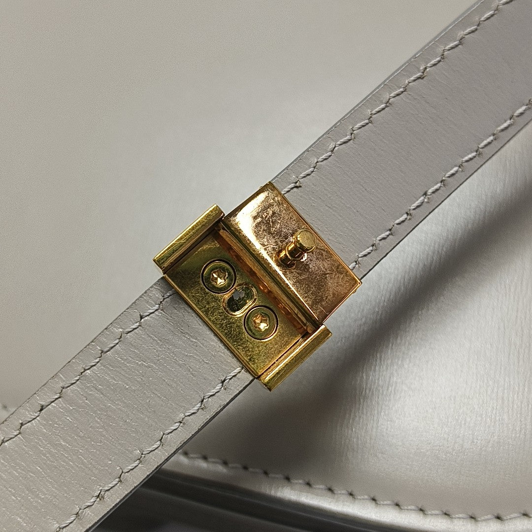 CLASSIC BOX Medium Calfskin Gray