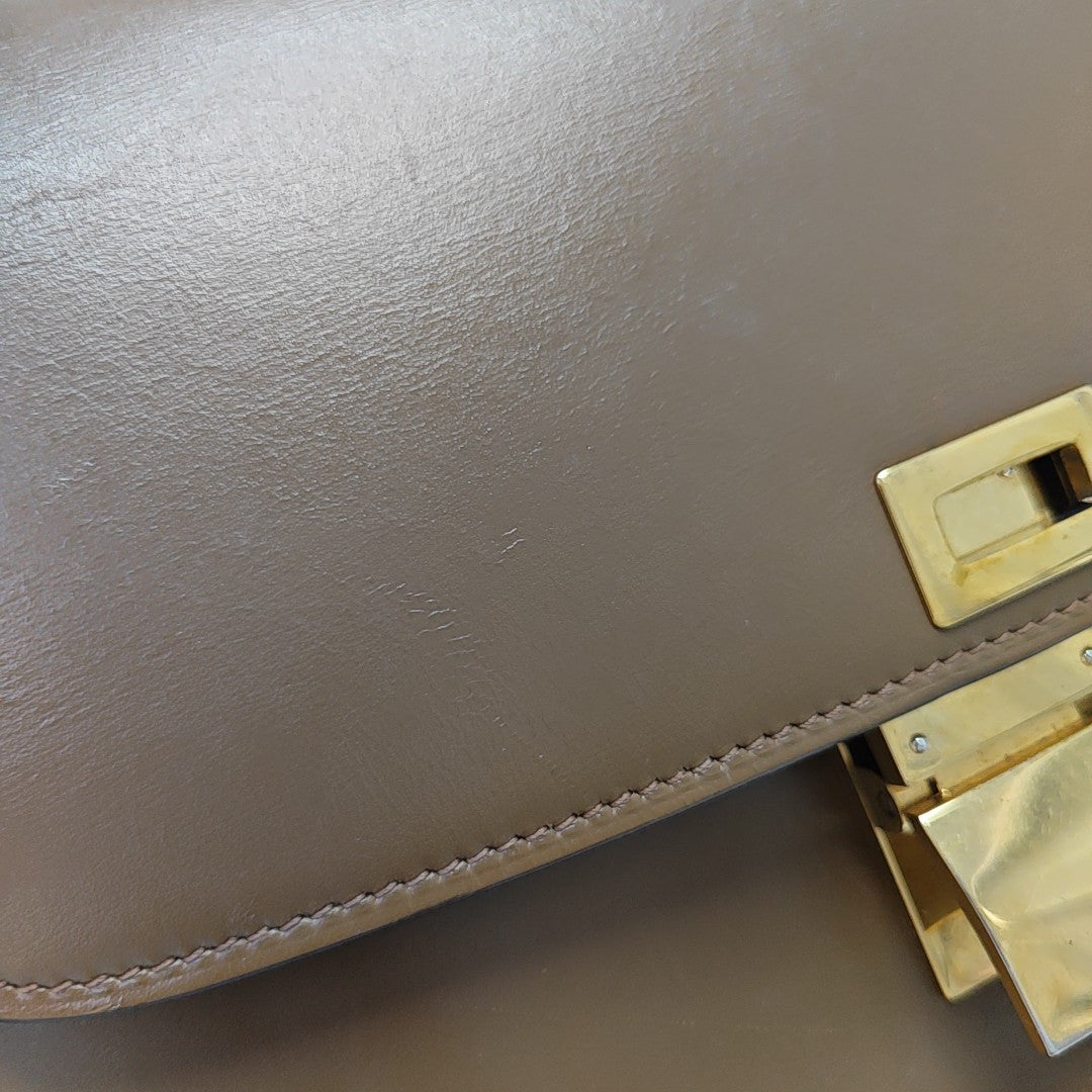 CLASSIC BOX Medium Calfskin Brown