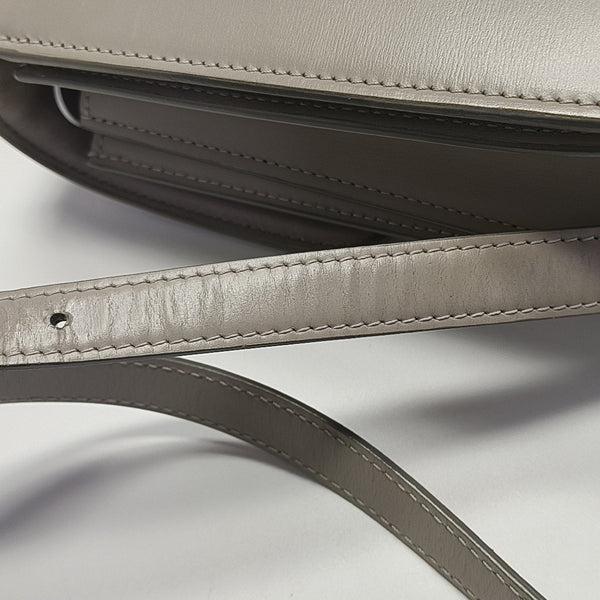 CLASSIC BOX Medium Calfskin Gray