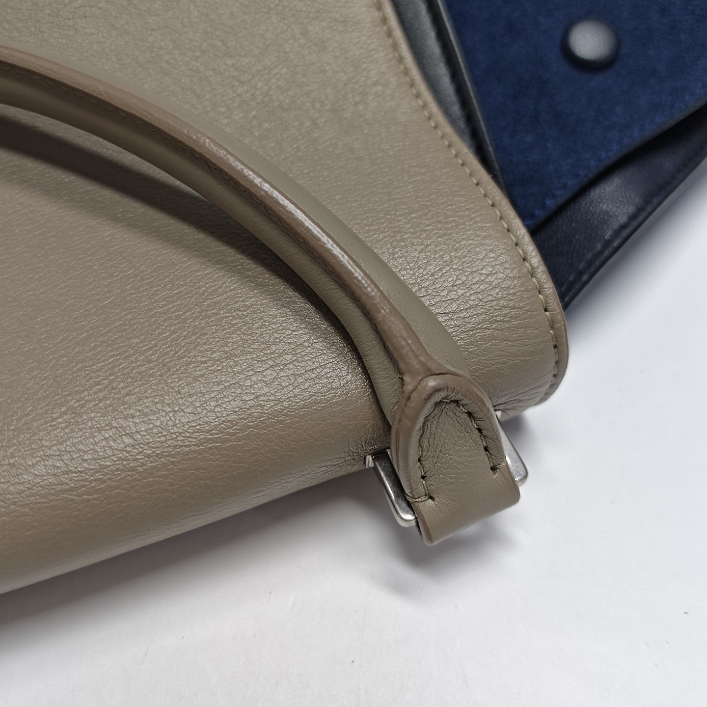 TRAPEZE Medium Calfskin Black