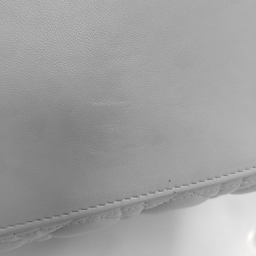Bolso Lady Dior Mediano de Piel de Cordero Acolchada Gris