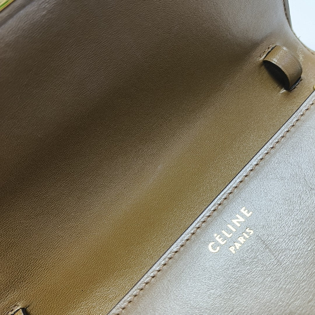 CLASSIC BOX Medium Calfskin Brown