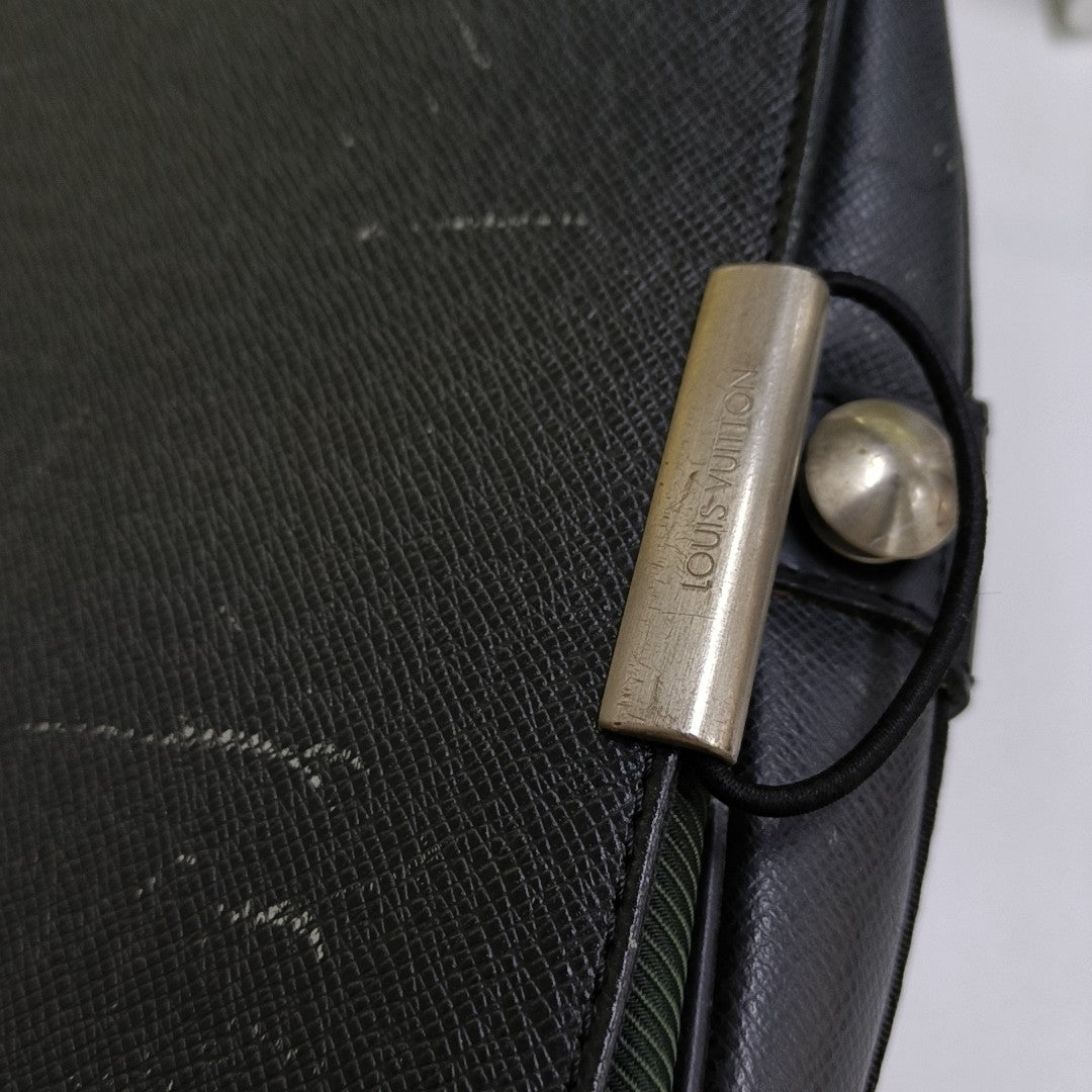 VIKTOR Calfskin Black