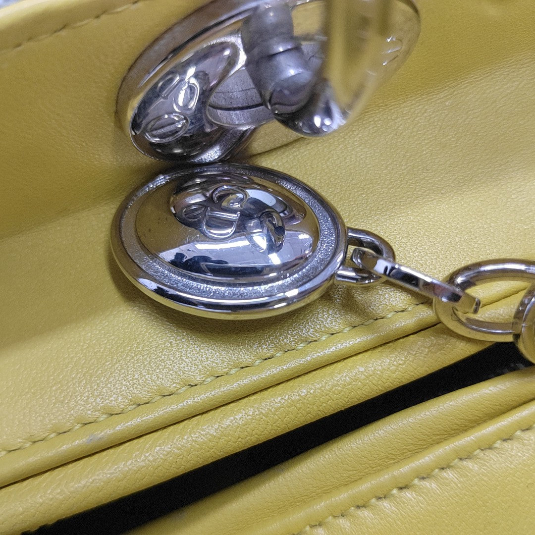 Bolso Lady Dior Mediano de Piel de Cordero Acolchada Gris