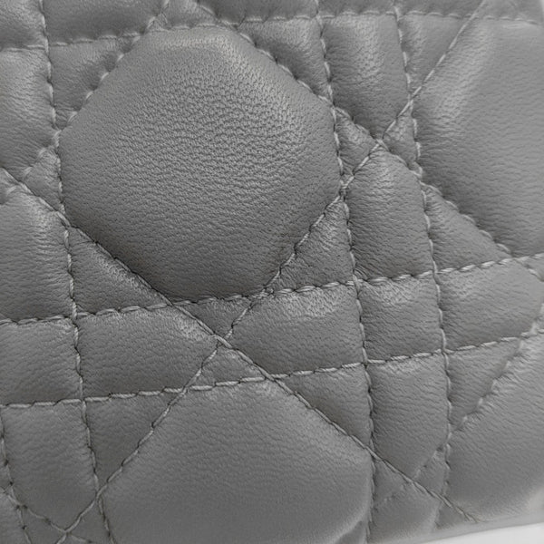 Bolso Lady Dior Mediano de Piel de Cordero Acolchada Gris