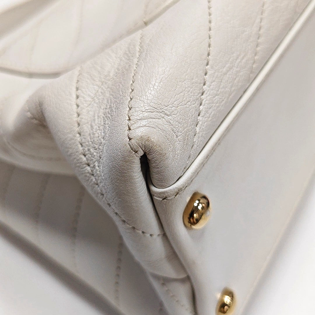 Authenticated pre-owned  Classic Flap Calfskin White - Shoulder Bag at Looply