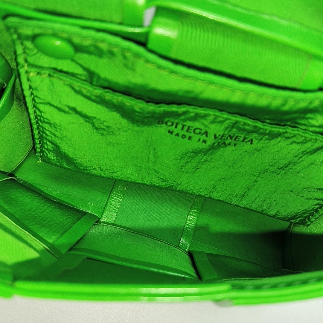 Authenticated pre-owned  Cassette Small Calfskin Green - Crossbody Bag at Looply