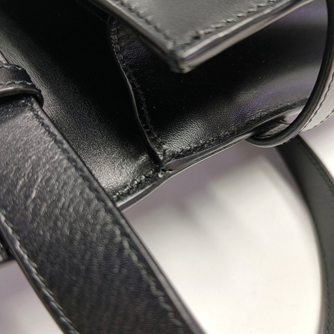 Authenticated pre-owned  Manhattan Medium Calfskin Black - Shoulder Bag at Looply