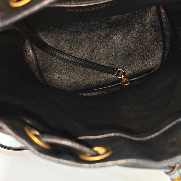 FILIGREE Piel de becerro graneada acolchada pequeña negra