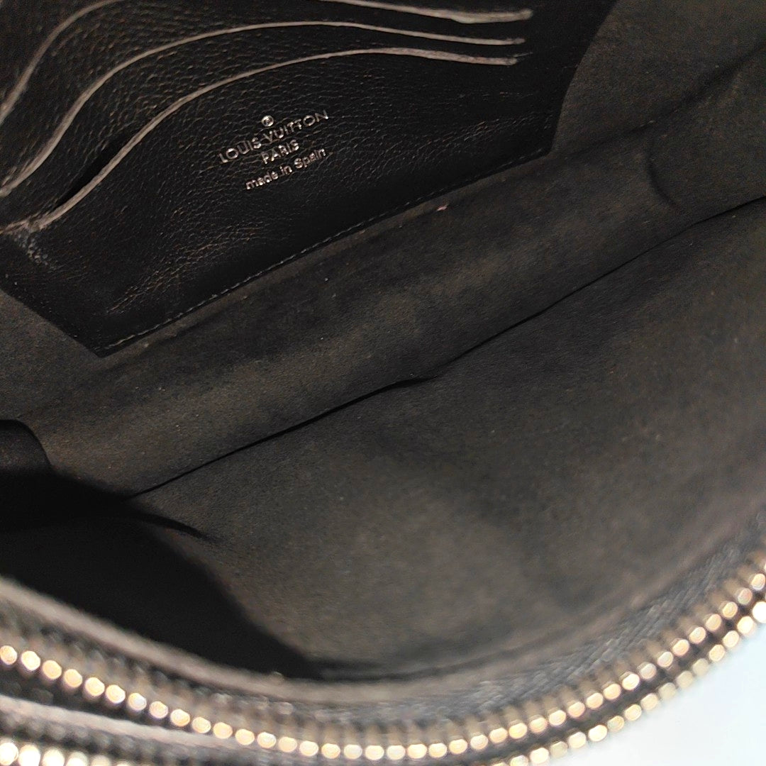 Authenticated pre-owned  Lockme Calfskin Black - Shoulder Bag at Looply