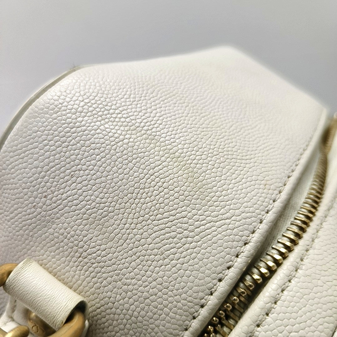 Authenticated pre-owned  Filigree Large Quilted Grained Calfskin White - Shoulder Bag at Looply