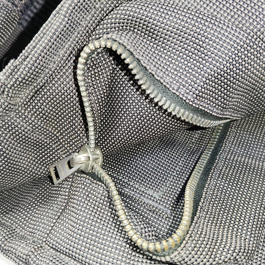 Her Line Canvas Gray