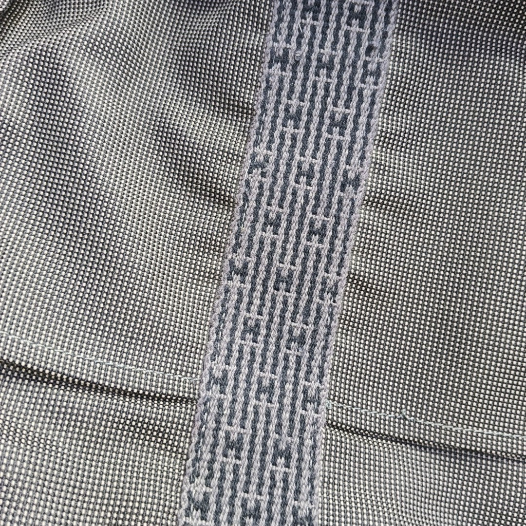 Her Line Canvas Gray
