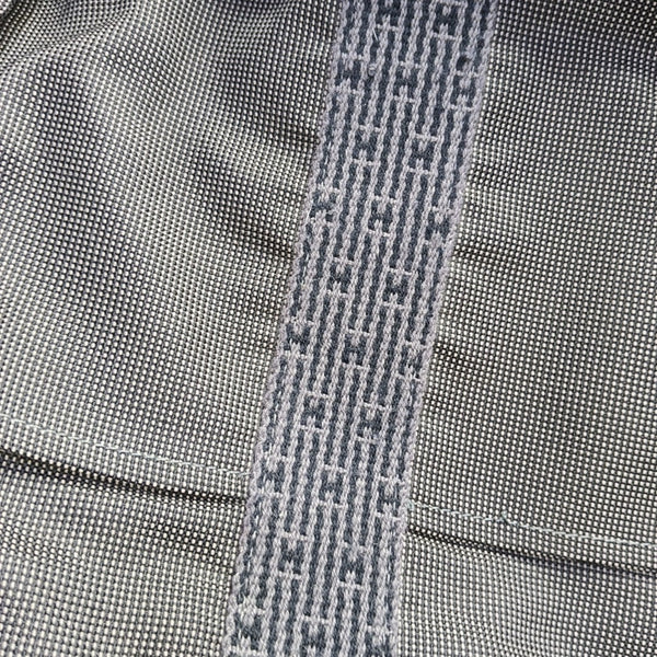 Her Line Canvas Gray