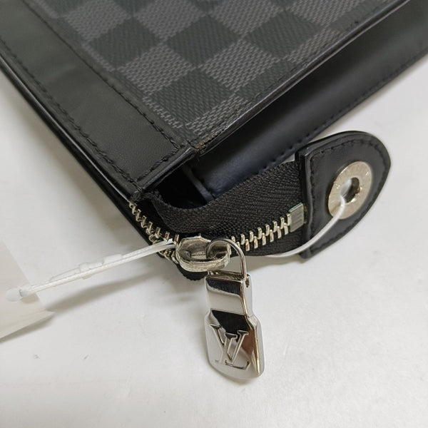 Pochette Voyag MM Damier Graphite Coated Canvas Gray