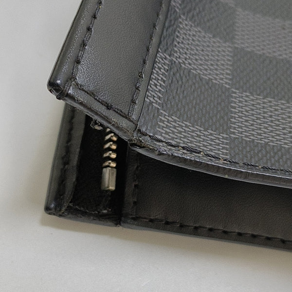 Pochette Voyag MM Damier Graphite Coated Canvas Gray