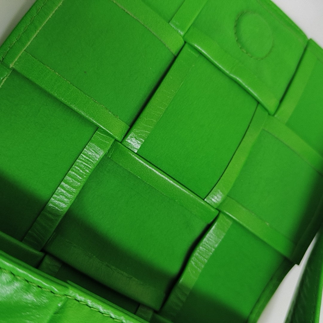 Authenticated pre-owned  Cassette Small Calfskin Green - Crossbody Bag at Looply