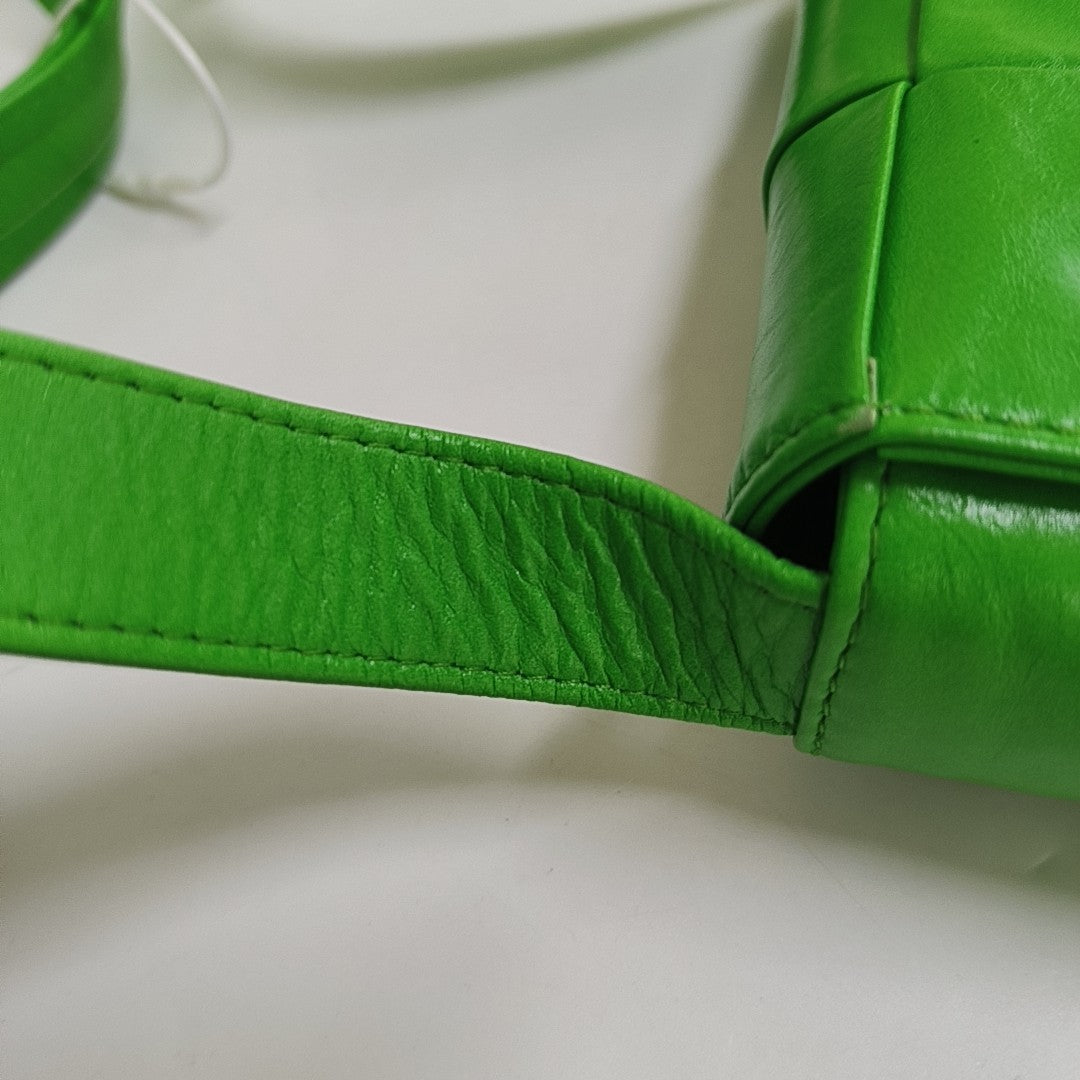 Authenticated pre-owned  Cassette Small Calfskin Green - Crossbody Bag at Looply