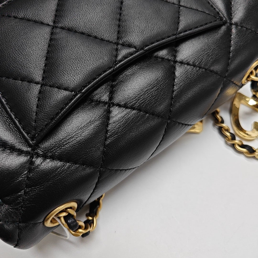 Authenticated pre-owned  Classic Flap Quilted Lambskin Black - Shoulder Bag at Looply