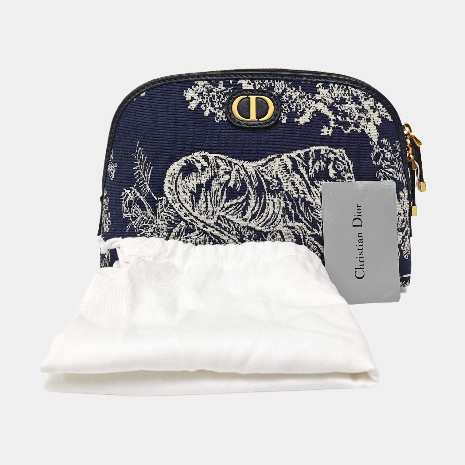 Authenticated pre-owned  30 Montaigne Medium Fabric Blue - Clutch at Looply