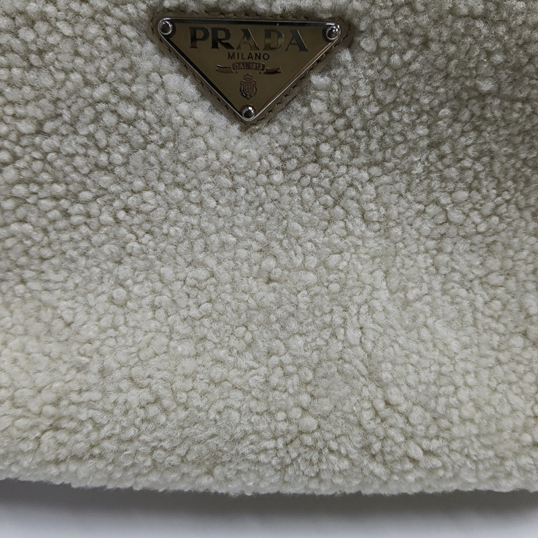 Authenticated pre-owned  Re-edition2005 Fabric Beige - Shoulder Bag at Looply