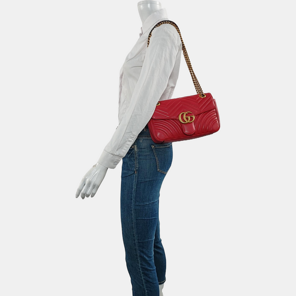 Authenticated pre-owned  GG Marmont Medium Calfskin Red - Shoulder Bag at Looply
