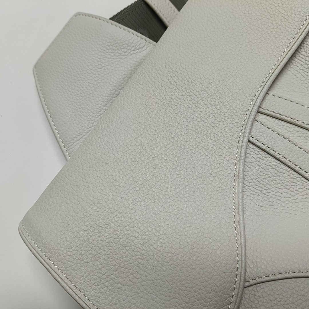 Authenticated pre-owned  Saddle Medium Calfskin White - Crossbody Bag at Looply