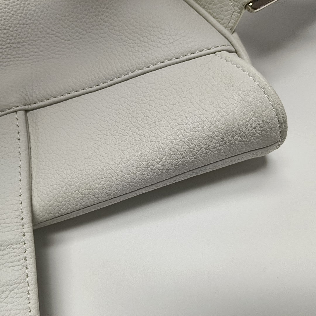 Authenticated pre-owned  Saddle Medium Calfskin White - Crossbody Bag at Looply
