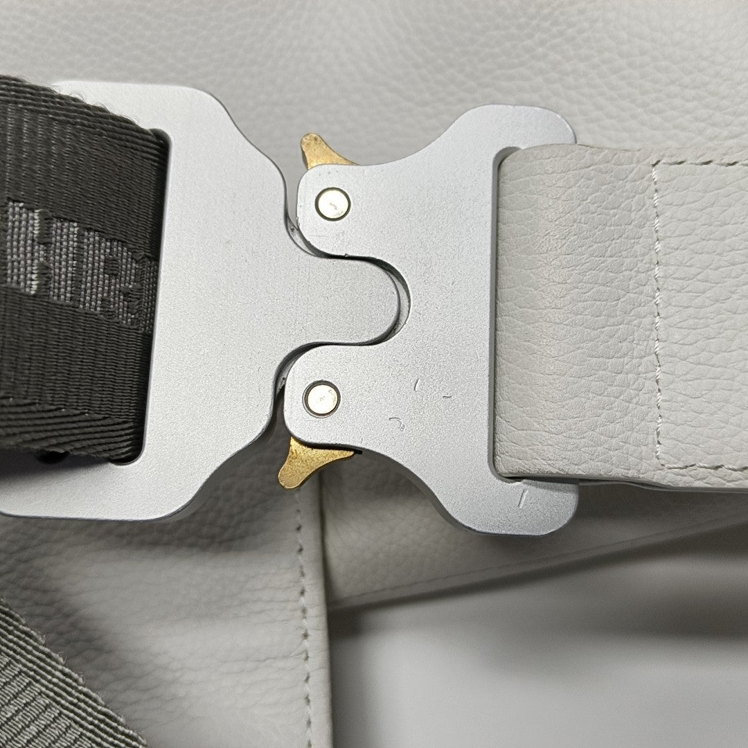 Authenticated pre-owned  Saddle Medium Calfskin White - Crossbody Bag at Looply