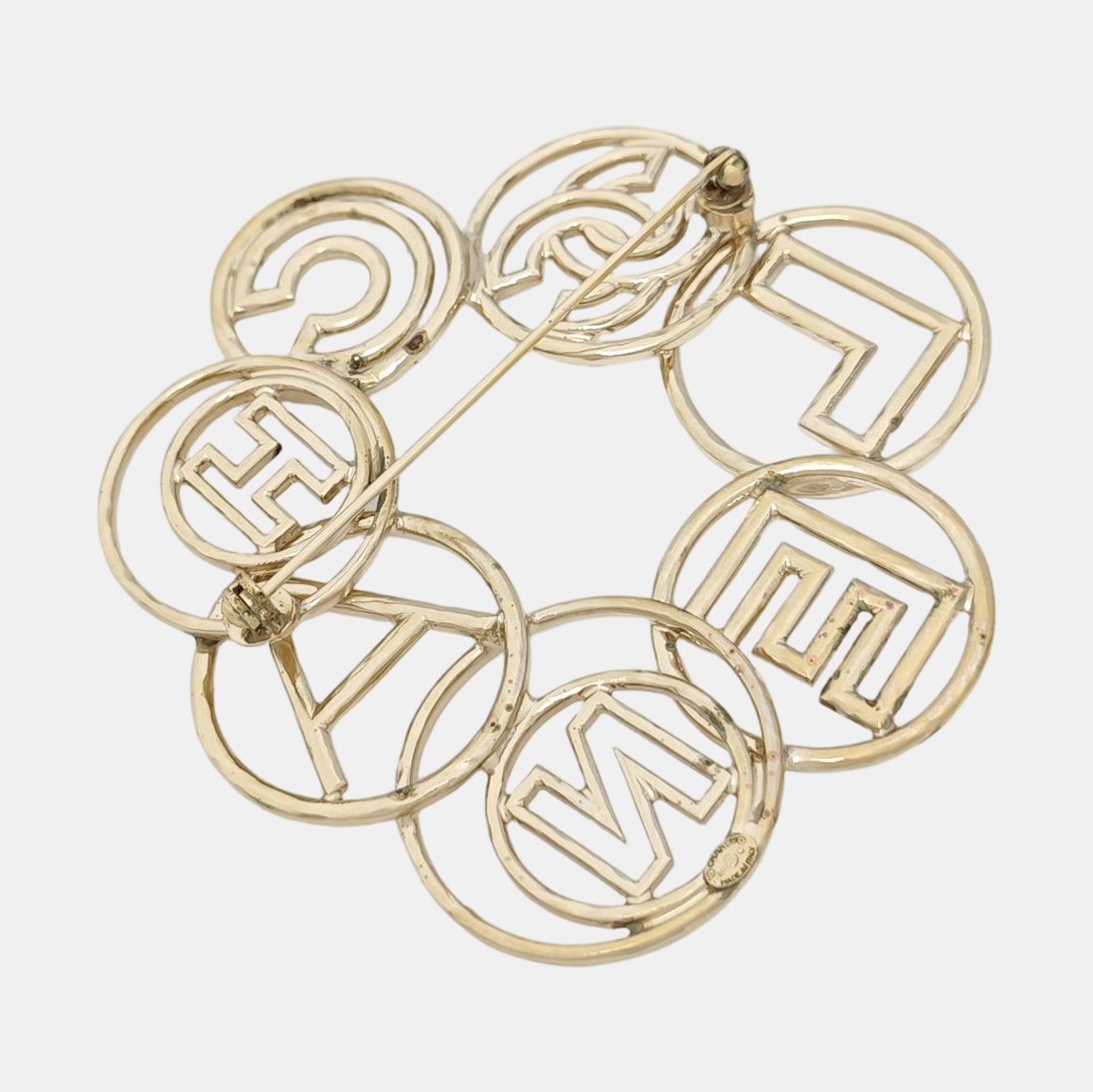 Authenticated pre-owned  Gold-tone Metal Brooch - Brooch at Looply