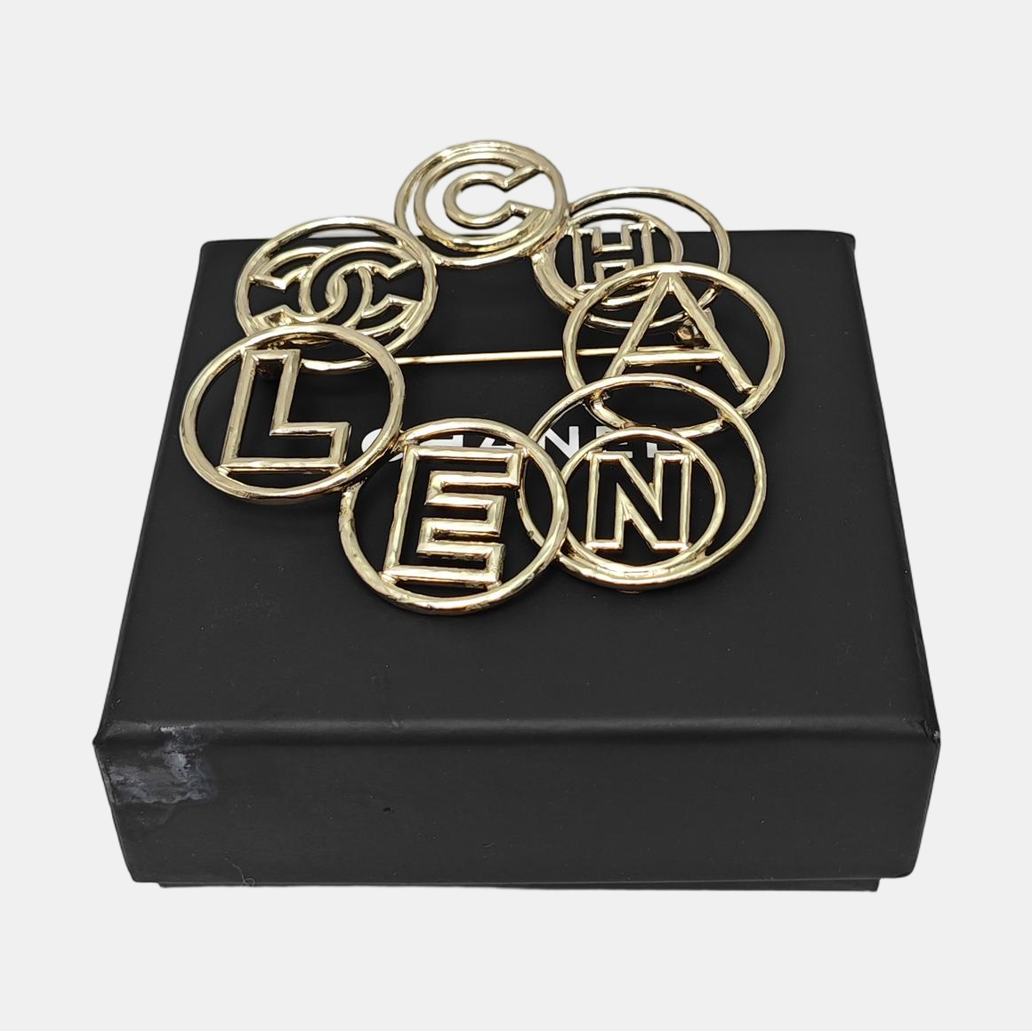 Authenticated pre-owned  Gold-tone Metal Brooch - Brooch at Looply