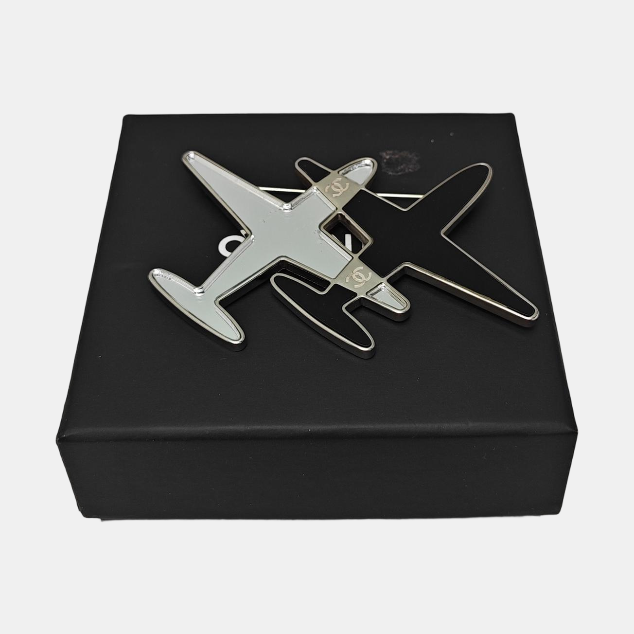 Authenticated pre-owned  Silver-tone Metal Other Brooch - Brooch at Looply