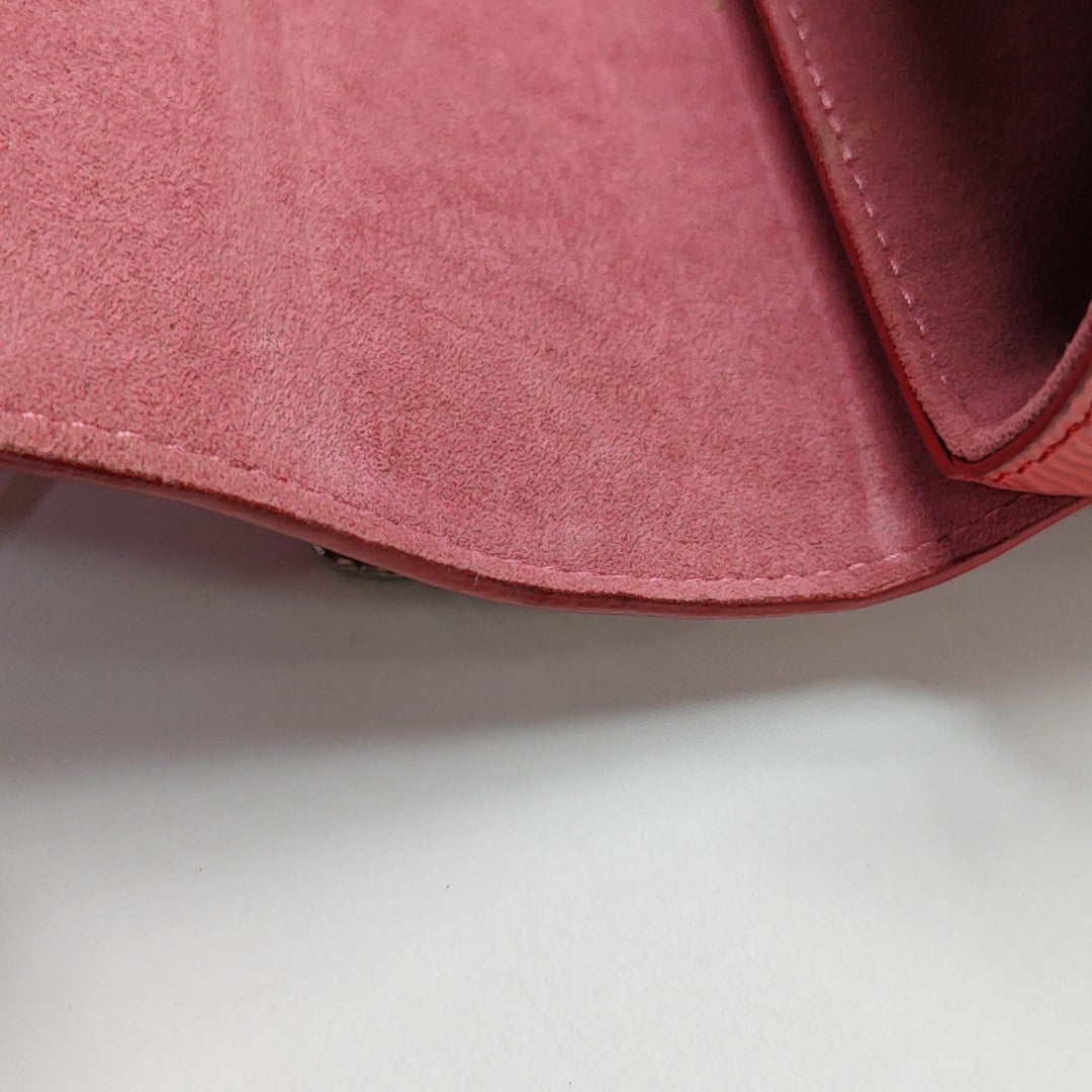 Authenticated pre-owned  Twist MM Epi Red - Shoulder Bag at Looply