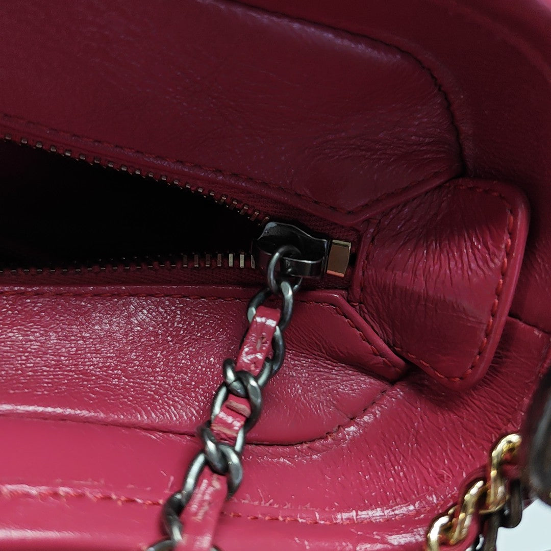 Authenticated pre-owned  Gabrielle Small Wool Red - Shoulder Bag at Looply