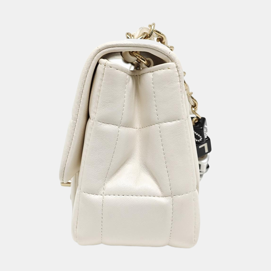 Authenticated pre-owned  Classic Flap Lambskin White - Crossbody Bag at Looply